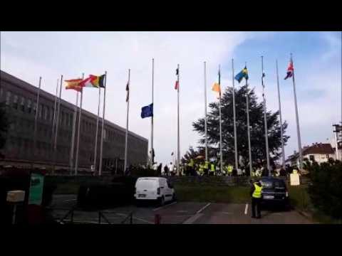Le drapeau européen à nouveau décroché et remplacé par un gilet jaune devant la mairie de Forbach