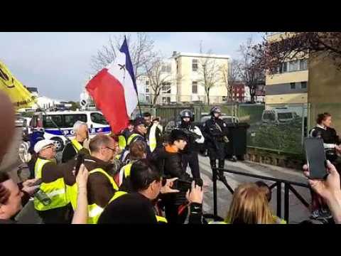 Forbach : les gilets jaunes rencontrent la police