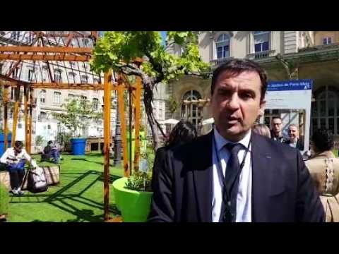 Parisiens et voyageurs ont pris leurs aises dans le jardin éphémère implanté, par les services des espaces verts de Metz, sur le parvis de la gare de l'Est