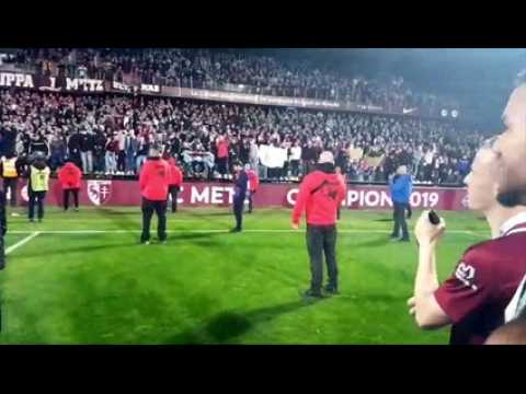 Les joueurs du FC Metz communient avec leur public