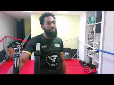 Charles François, le champion du monde de boxe thaï devenu coach