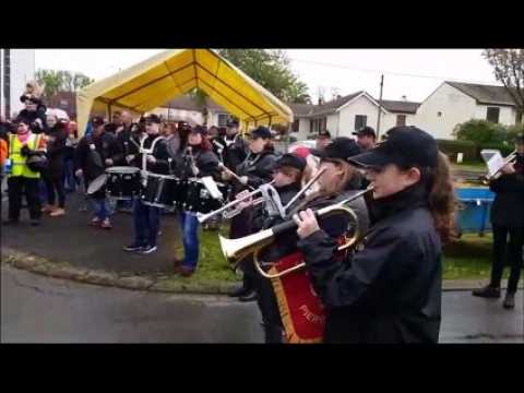 "Une rose, un espoir" : l'arrivée  en fanfare des motards  à  Pierrepont