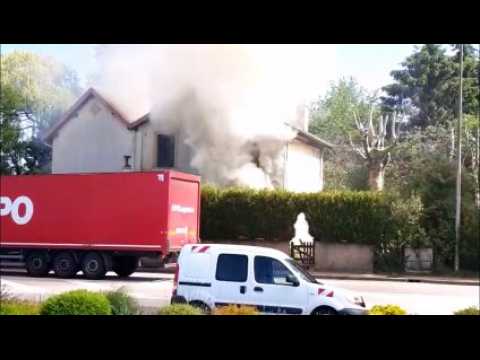 Maison en feu à Sainte-Marie-aux-Chênes