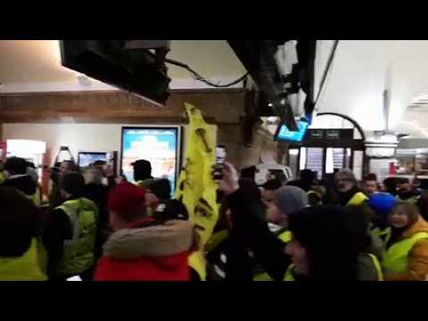 Les Gilets jaunes envahissent la gare de Metz