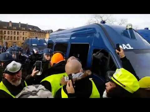 Metz : les gilets jaunes font face aux cars de CRS