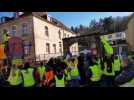 Saint-Avold : les "Amajaunes" lancent des confettis devant le commissariat