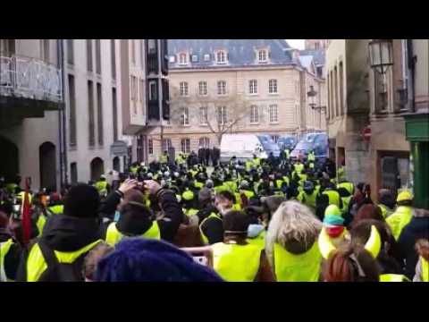 Metz : les CRS lancent des fumigènes sur les Gilets jaunes