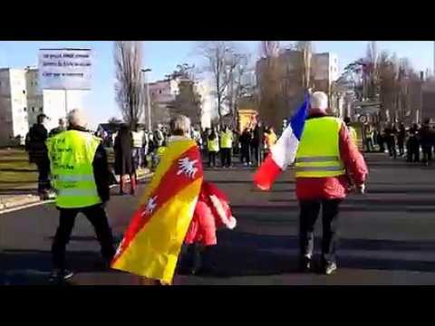 Les gilets jaunes de Thionville bloquent momentanément le rond-point du Géric