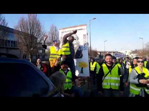Ambiance bon enfant pendant l'acte XIV des gilets jaunes à Thionville