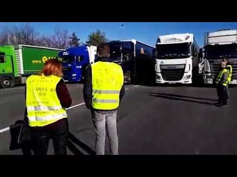Les gilets jaunes lèvent les barrières du péage de Saint-Avold