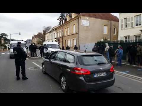 Venue du ministre de l'Intérieur à Châtel-Saint-Germain : des camions de CRS bloquent l'avenue environ 500 mètres avant la caserne