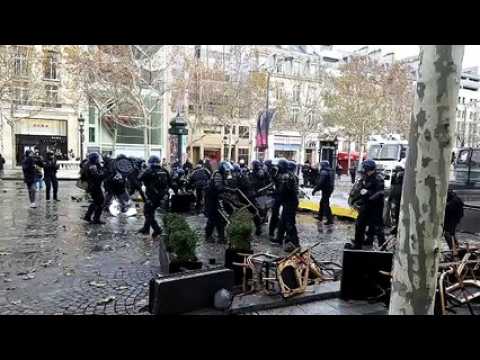 Champs-Elysées : les gilets jaunes ont monté des barricades pour bloquer les véhicules
