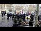 Champs-Elys&eacute;es : les gilets jaunes ont mont&eacute; des barricades pour bloquer les v&eacute;hicules - Label : Le Républicain Lorrain - Category : News