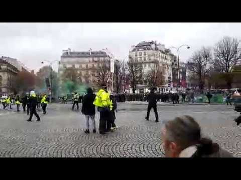 Gilets jaunes sur les Champs Elysées : "tout le monde est gazé"