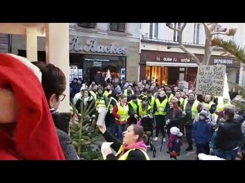 Les gilets jaunes font irruption au marché de noël de Sarreguemines