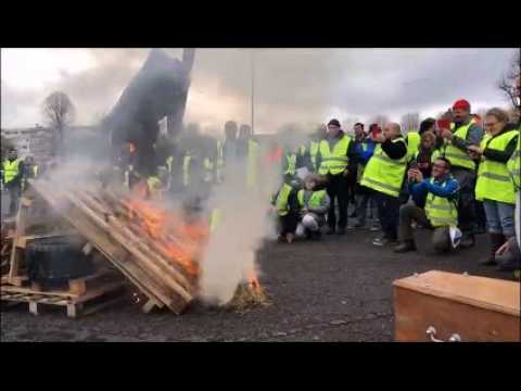 Sarrebourg : les gilets jaunes brûlent un mannequin à l'effigie d'Emmanuel Macron
