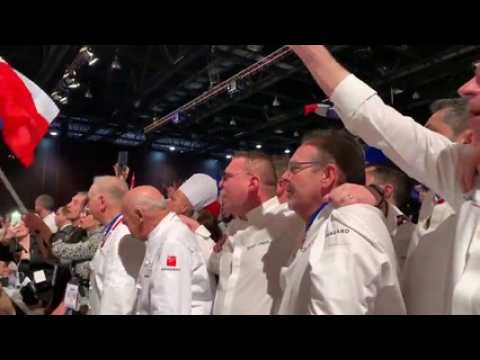 Le clan français entame une Marseillaise