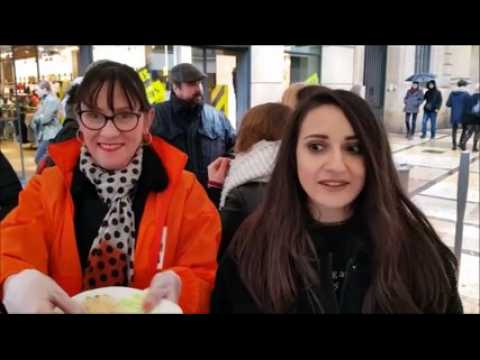 Les L214 préparent des crêpes sans oeuf et sans lait au centre-ville de Metz