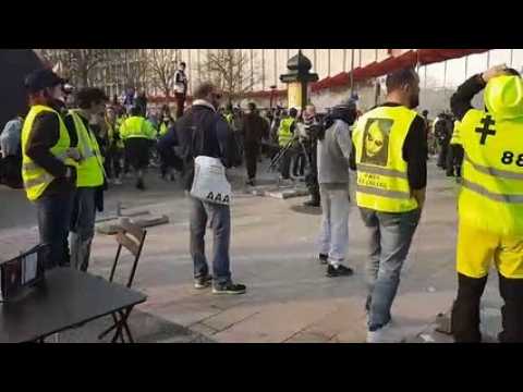 Les gilets jaunes aident la brasserie de la République à  ranger sa terrasse