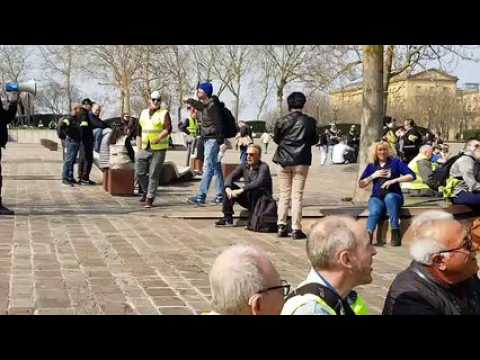 Les premiers gilets jaunes sont sur la place de la République à Metz