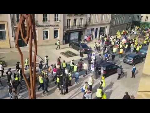 Le cortège des gilets jaunes descend vers la place de Chambre à Metz