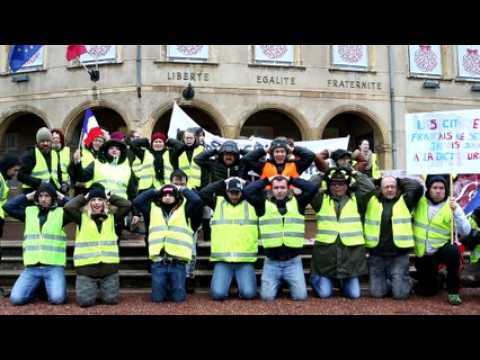 Gilets jaunes à Thionville : action symbolique devant la mairie