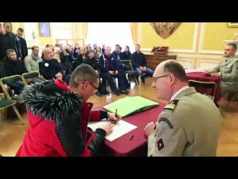 L'armée recrute : Carla et son père témoigne après la signature