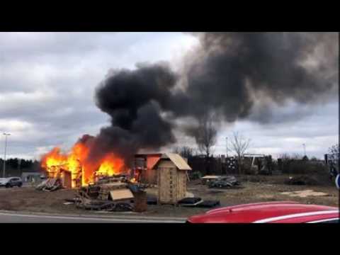 Sarreguemines : rond-point des Gilets jaunes en feu