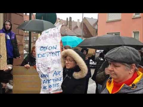 Marche funèbre des professeurs du lycée Jean de Pange à Sarreguemines contre la réforme du bac .