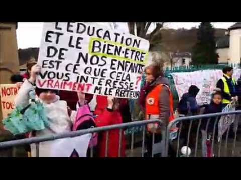 Chaîne humaine devant l'école de Fontoy