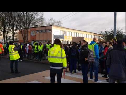 Manif des parents et élèves de l'école Maud Fontenoy à Sarreguemines contre la fermeture d'une classe.