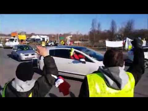 Gilets jaunes : klaxons au rond point de Longeville