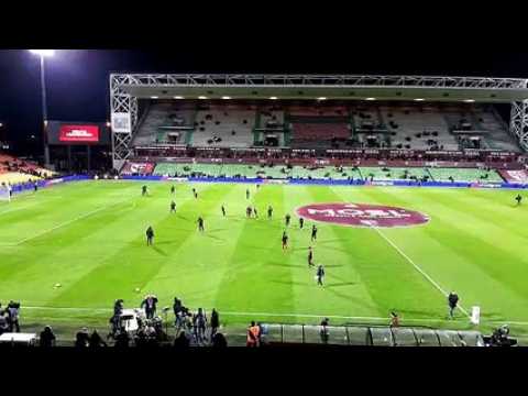 L'entrée des joueurs messins sur la pelouse de Saint-Symphorien 40 minutes avant le coup d'envoi du derby