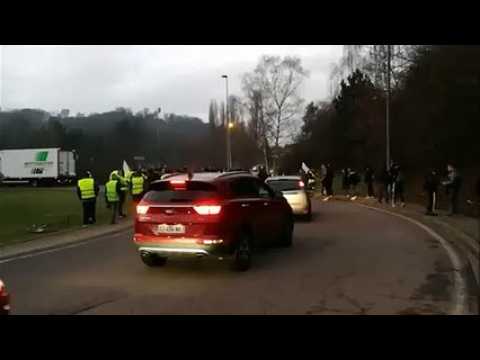 Gilets jaunes et lycéens manifestent au rond point du Mercure à Forbach