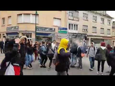Les lycéens manifestent dans les rues de Freyming-Merlebach