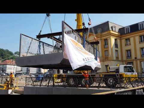 Longwy : pose de la première passerelle au dessus de la Chiers
