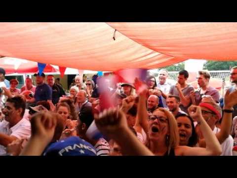Les supporters chantent la victoire au club house de l'US Spicheren, près de Forbach.
