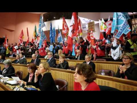 Une séance du conseil régional perturbée par des manifestants à Metz