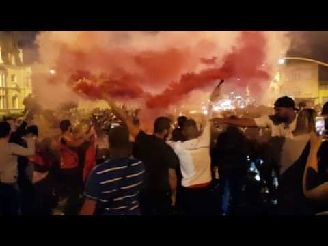 Les fumigènes sont au rendez-vous sur l'avenue Saint-Rémy à Forbach après la victoire des Bleus sur la Belgique