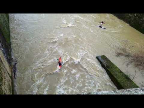 Les kayakistes de Metz sous la porte des Allemands : à qui profitent les crues ?