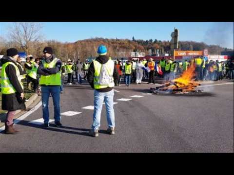 Les gilets jaunes manifestent sur le rond-point de l'Agora à Saint-Avold
