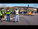 Les gilets jaunes manifestent sur le rond-point de l'Agora à Saint-Avold