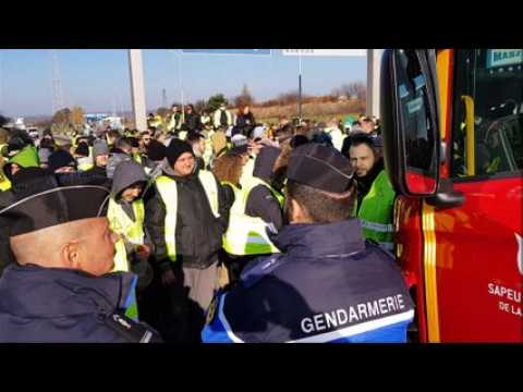 Les gilets jaunes bloquent l' A4 dans les deux sens au niveau de Ste Marie Aux Chênes
