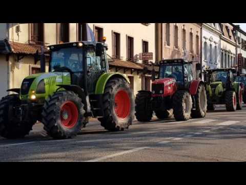 Sarreguemines : 31 tracteurs en cortège vers la sous-préfecture