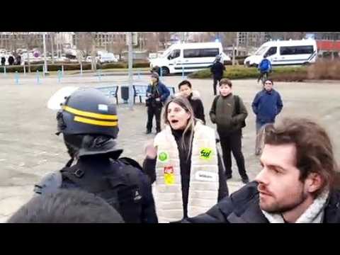 Besançon : forces de l’ordre et Gilets Jaunes se font face devant la piscine Lafayette
