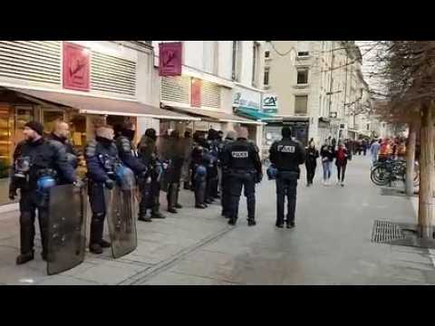 Nancy : les forces de l'ordre encerclent la place du marché
