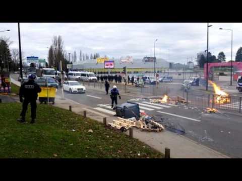 Besançon :  les policiers éteignent le feu de barricade des Gilets Jaune à Micropolis