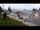 Besançon :  les policiers éteignent le feu de barricade des Gilets Jaune à Micropolis