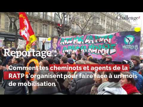 Reportage: Comment les cheminots et agents de la RATP s'organisent pour faire face à un mois de mobilisation.