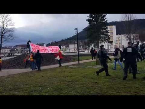 Les forces de l'ordre repoussent des manifestants perturbant la visite ministérielle